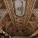 Il lungo stanzone  da esplorare col naso all'ins: l'intero soffitto  infatti ornato dalla mano di Casanova con bizzarre grottesche e forme geometriche dai colori piuttosto accesi
